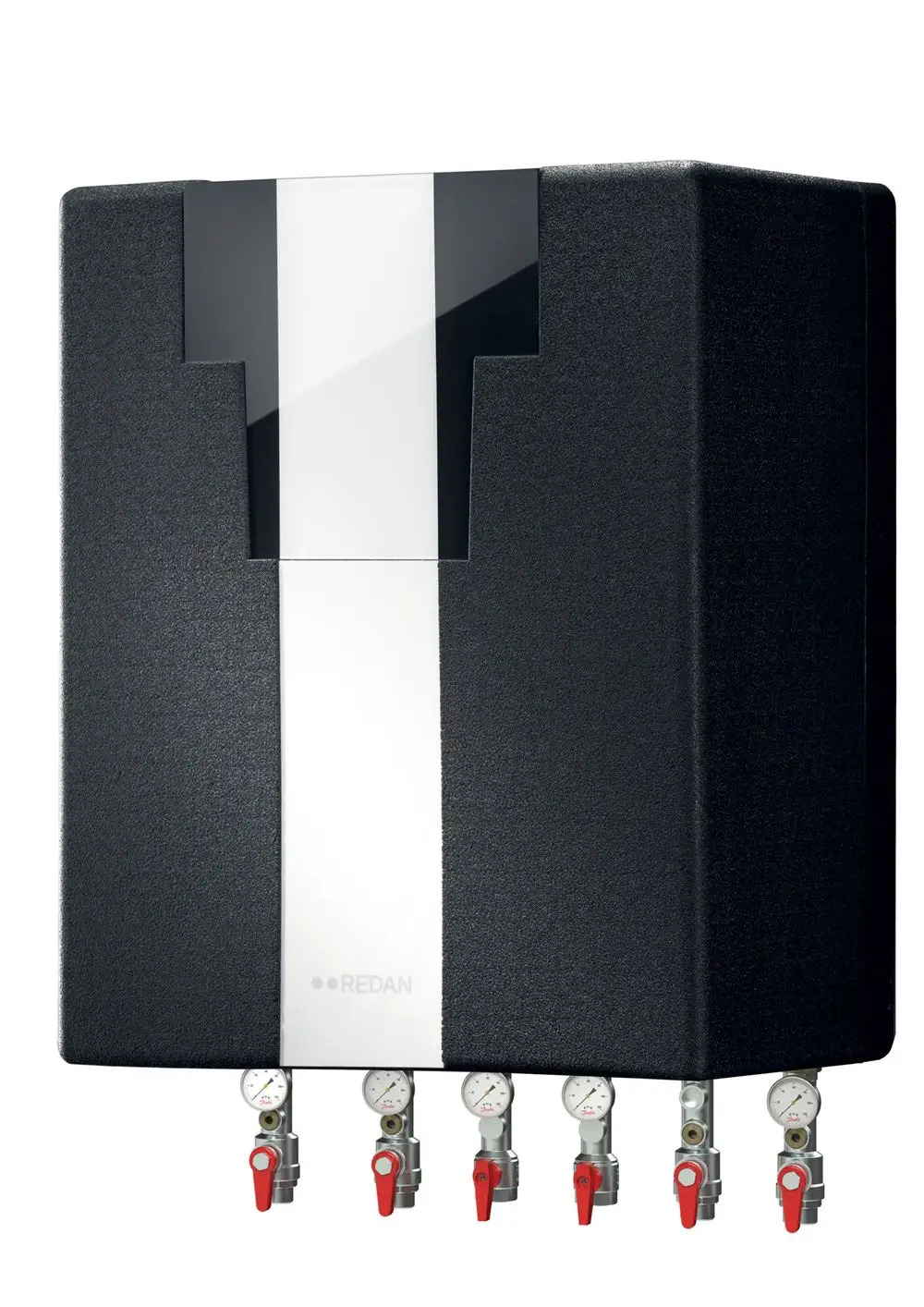 Schwarze Hausstation mit mehreren Ventilen und Manometern, designed von Danfoss, zur Regelung von Heizungs- und Wasserversorgungssystemen.